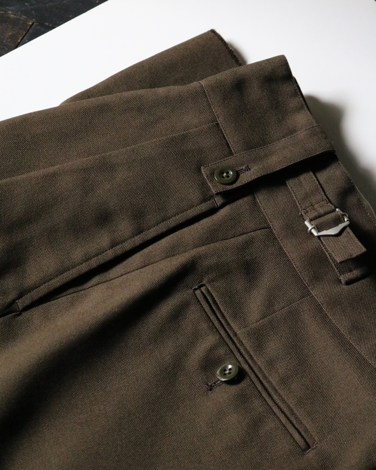 NEAT｜HOPSACK｜BELTLESS - Kahki｜PRODUCT｜Continuer Inc.｜メガネ 