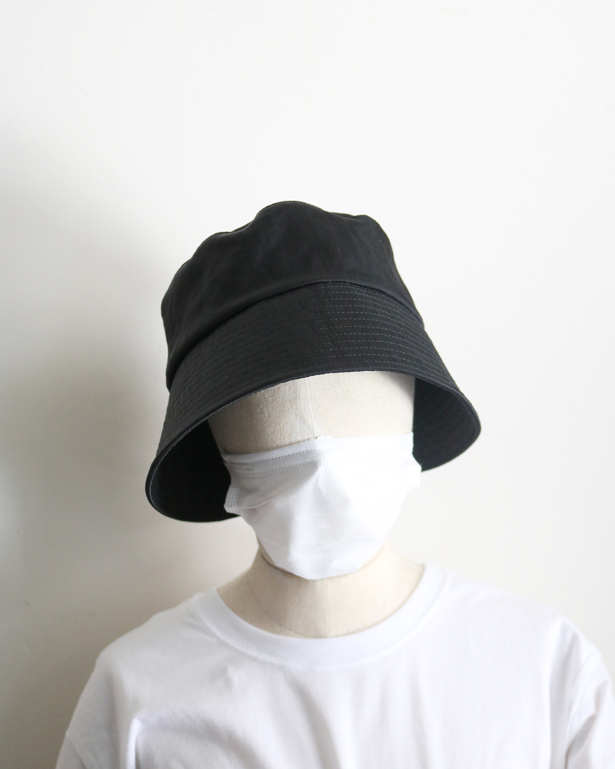 WATER PROOF NYLON BUCKET HAT - Black｜COMESANDGOES