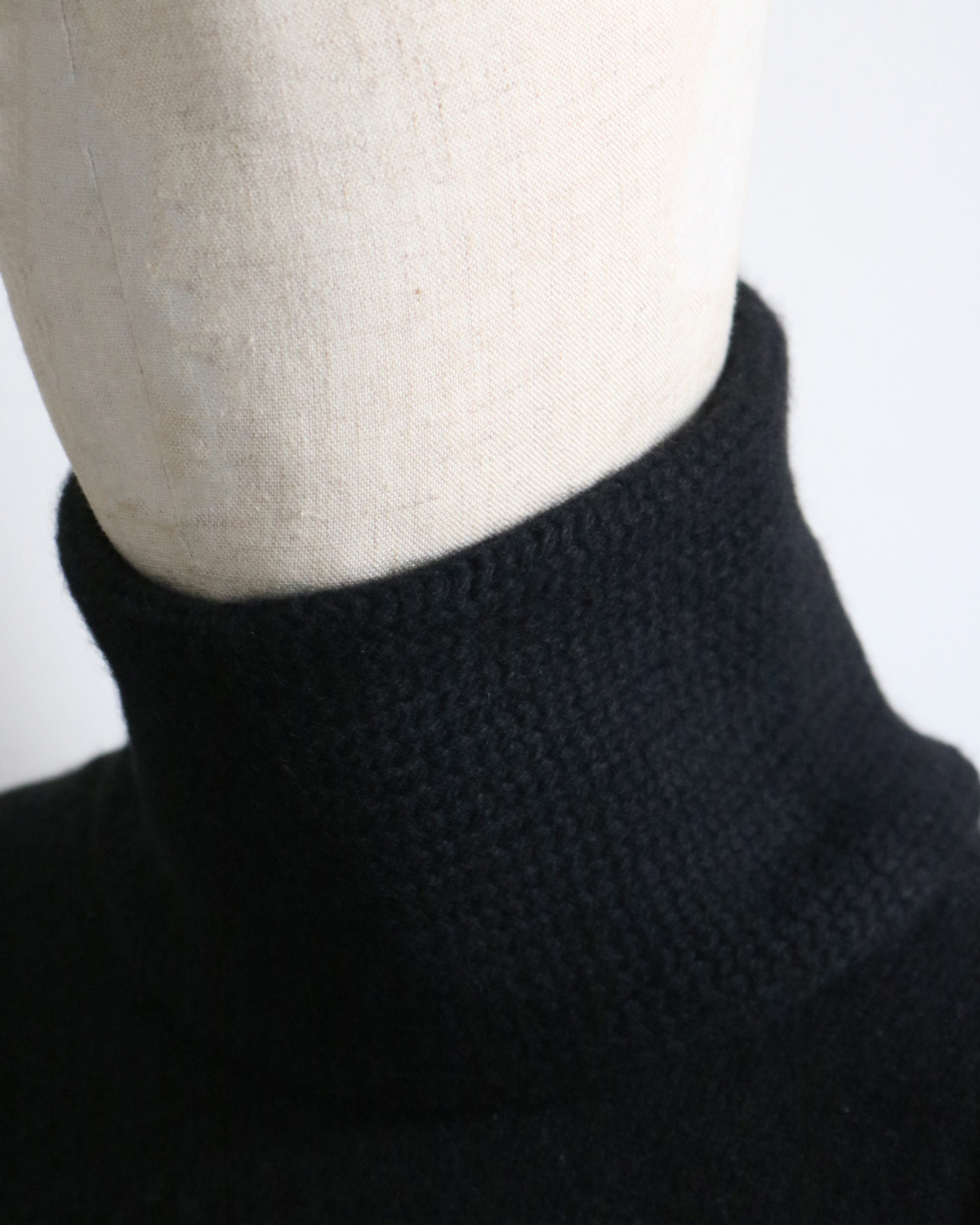 CASHMERE 100 NECK WARMER - Black｜COMESANDGOES