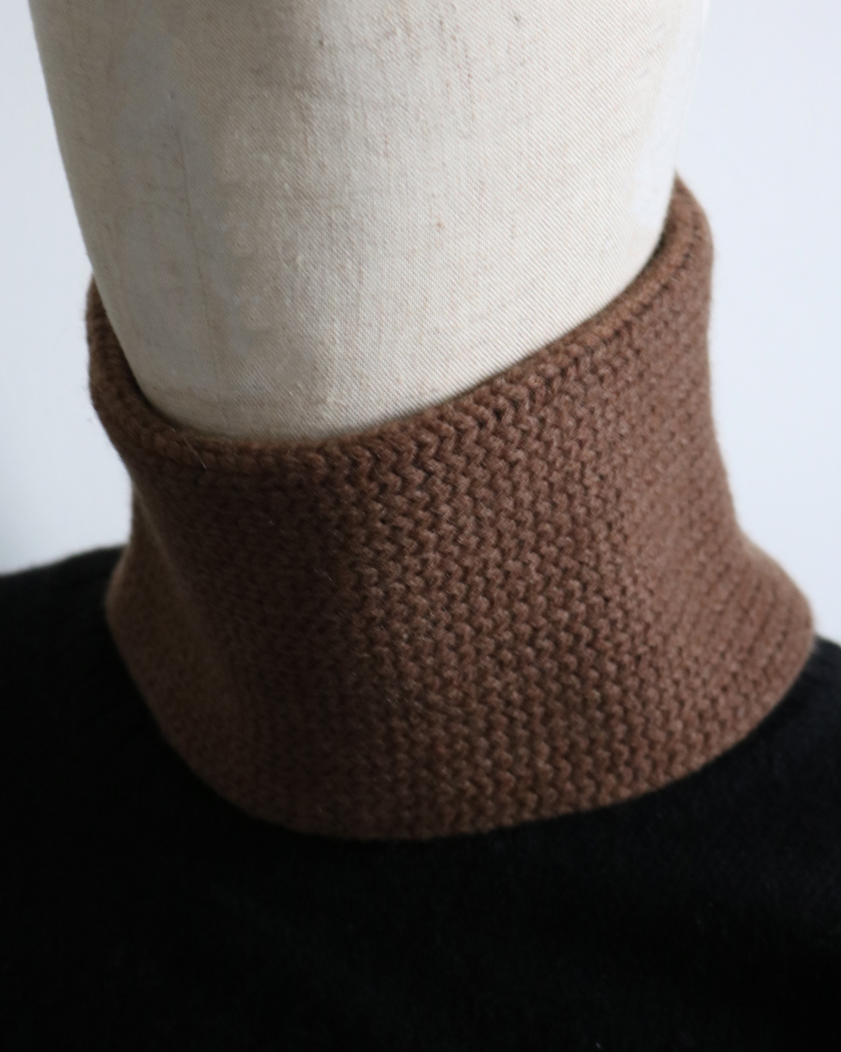 CASHMERE 100 NECK WARMER - Brown｜COMESANDGOES