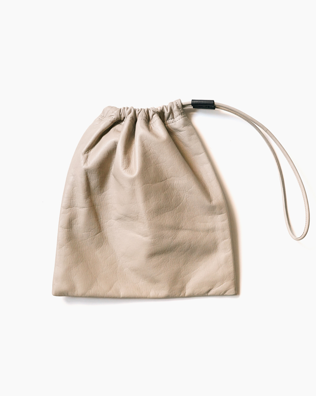 COW LEATHER DRAWSTRING BAG＜SMALL＞ – GrayBeige｜COMESANDGOES