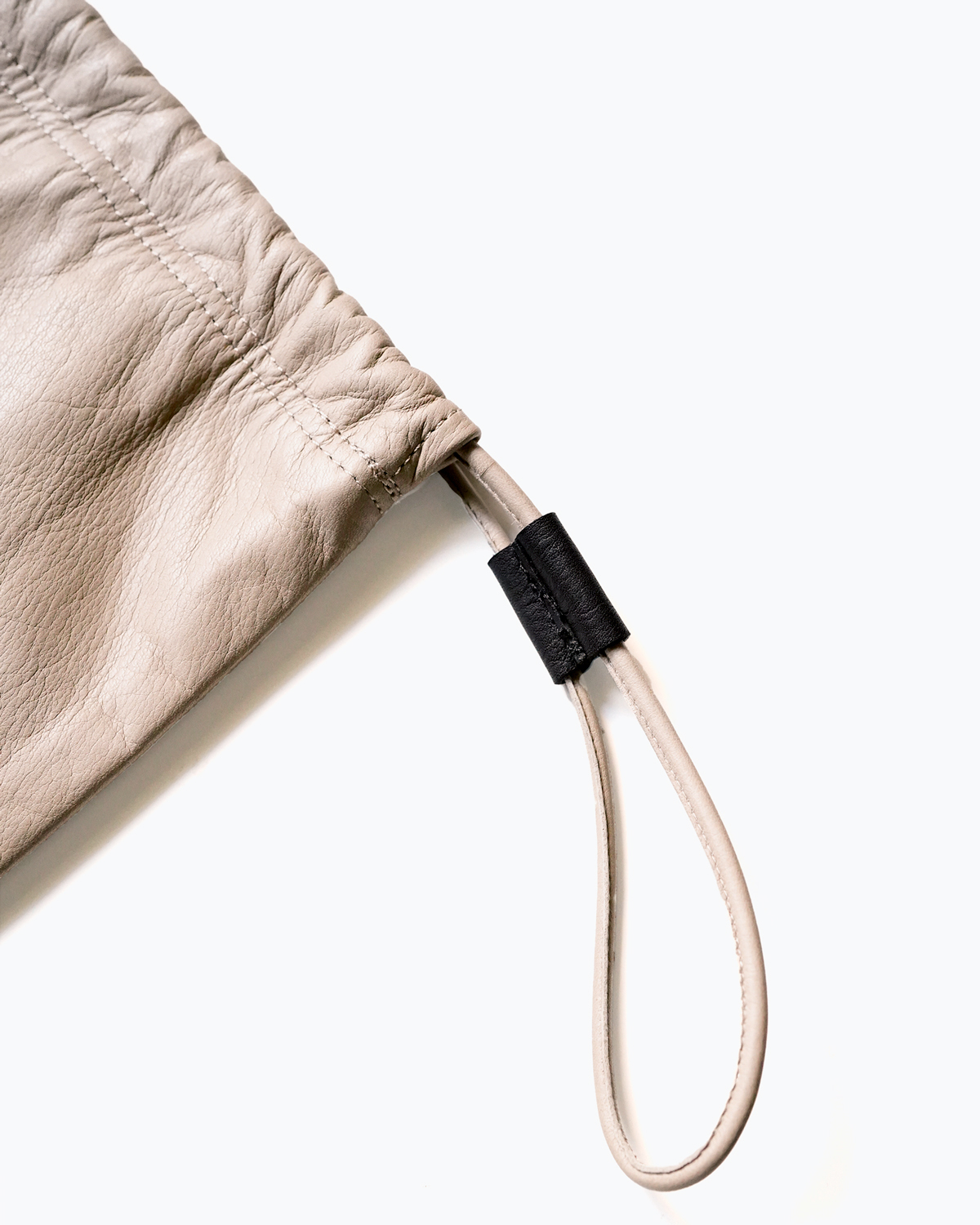 COW LEATHER DRAWSTRING BAG＜SMALL＞ - GrayBeige｜COMESANDGOES