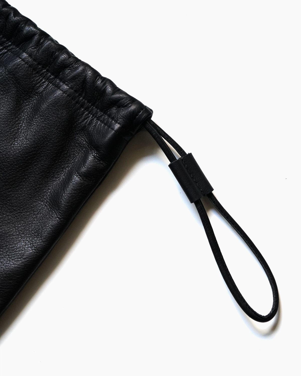 COW LEATHER DRAWSTRING BAG ＜SMALL＞ - Black｜COMESANDGOES