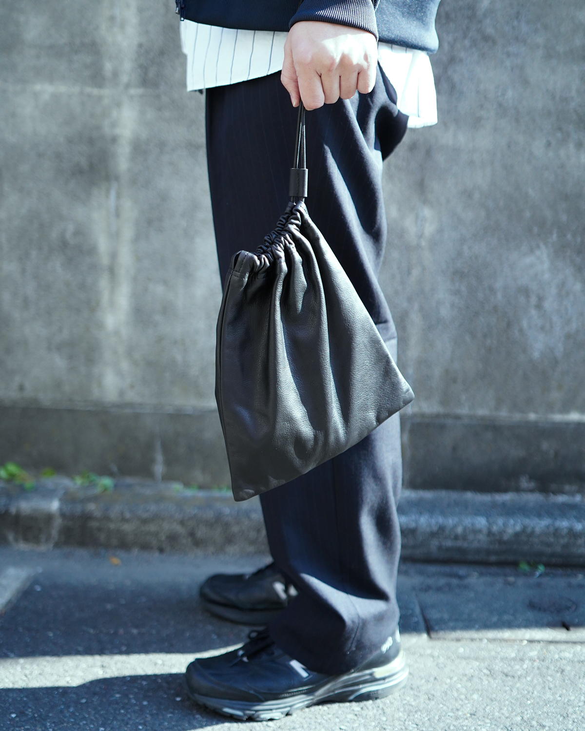 COW LEATHER DRAWSTRING BAG ＜SMALL＞ - Black｜COMESANDGOES