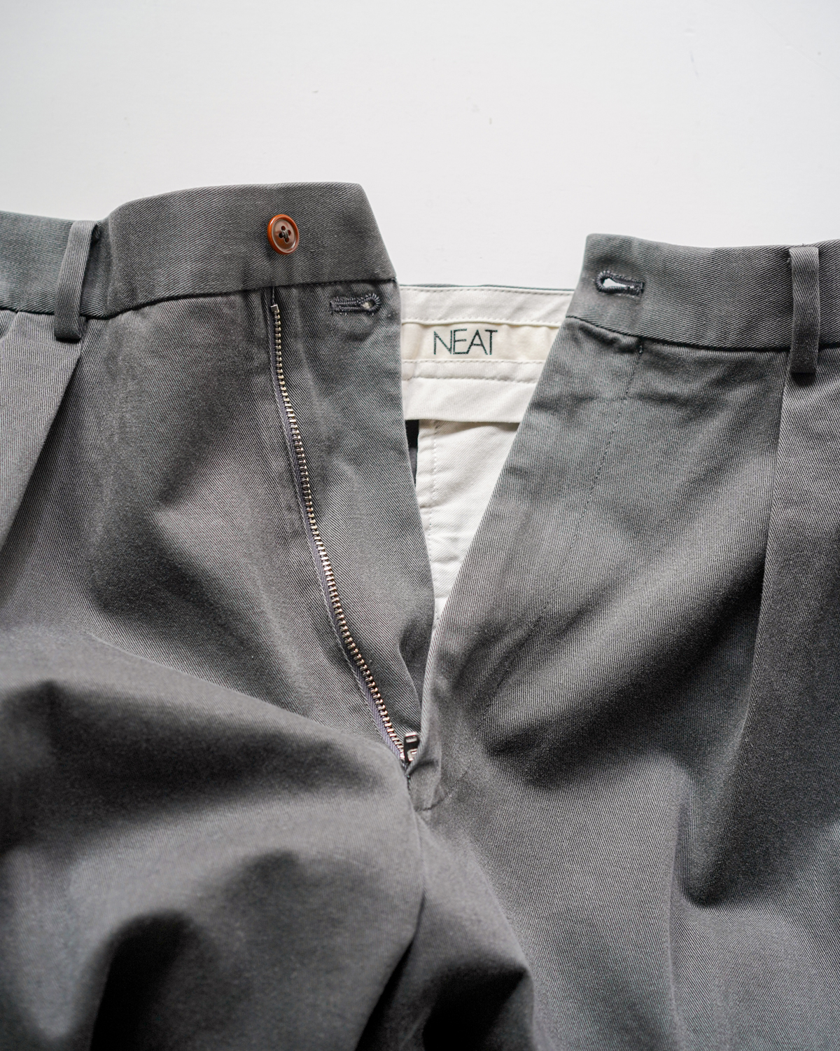 NEAT Chino - Fade Gray｜NEAT